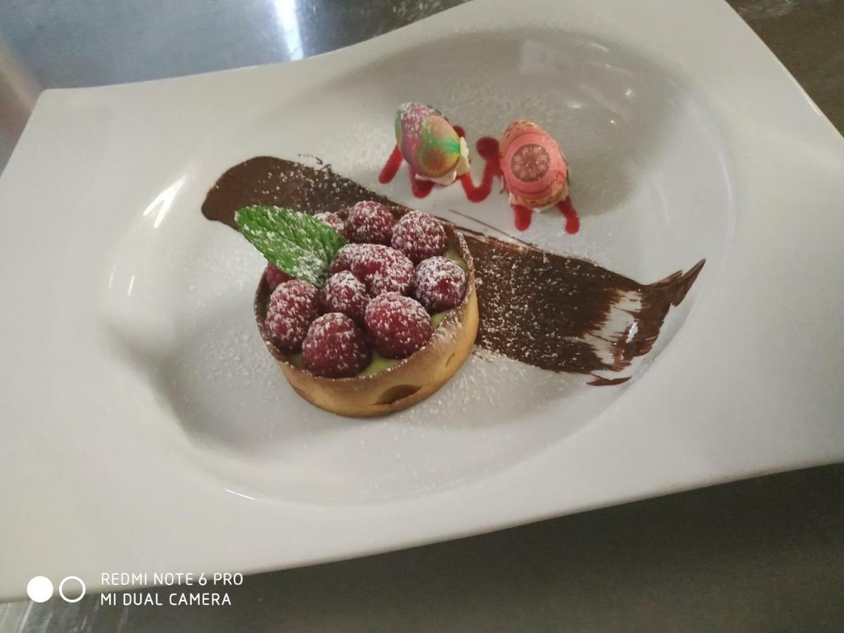 ホテル Logis Le Saint Hubert Haybes エクステリア 写真